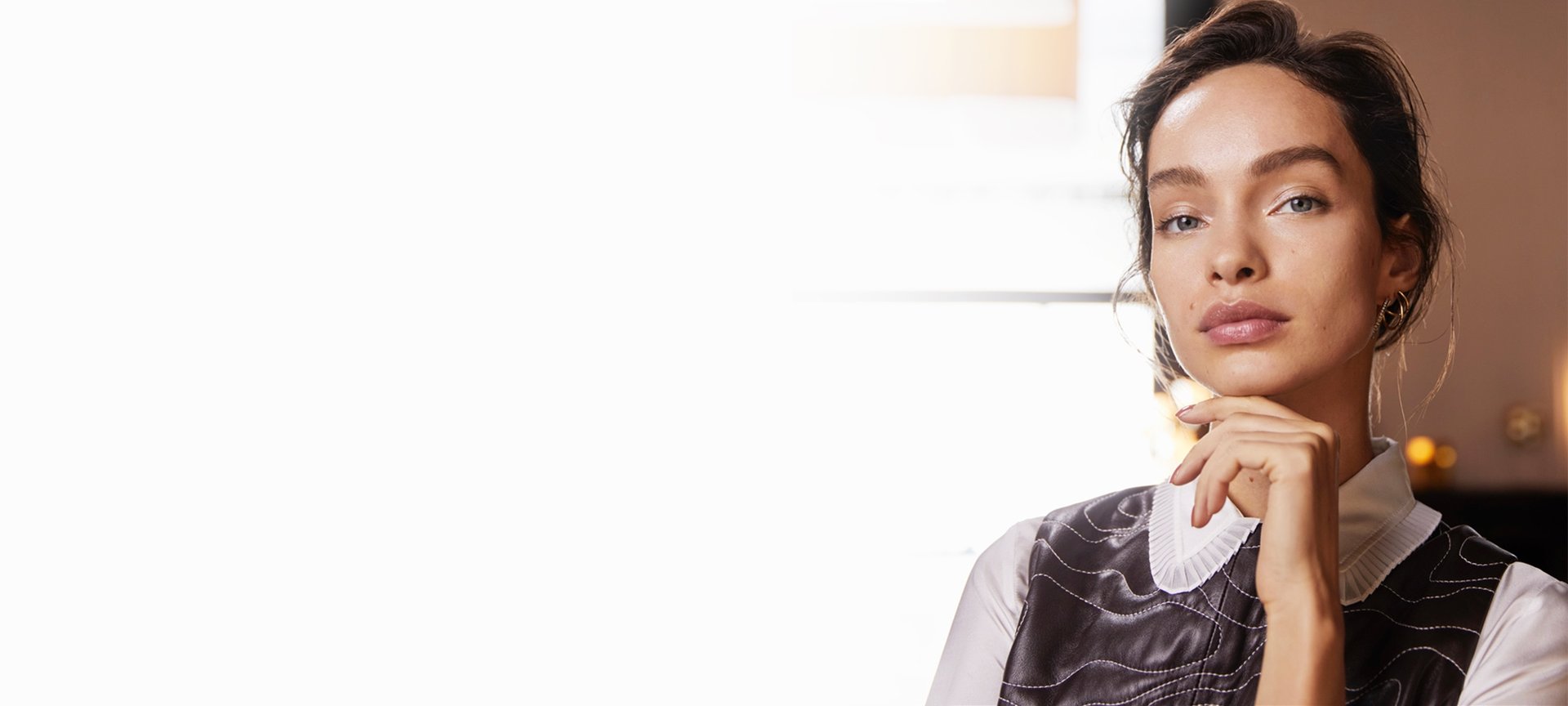 Unsere Markenbotschafterin Luma Grothe schaut interessiert